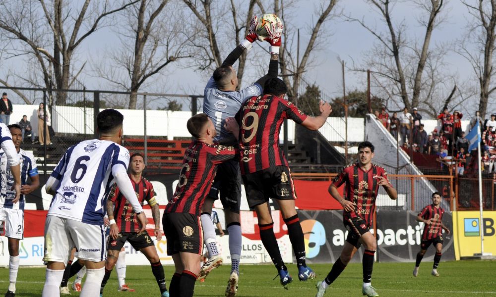 Douglas cayó ante Sarmiento