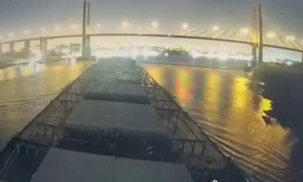 Carguero choca el Puente Zárate-Brazo Largo