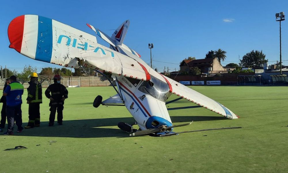 Una avión aterrizó de emergencia en un club