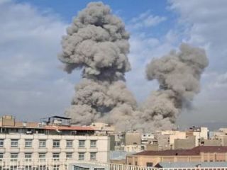 Israel y EE. UU. atacaron Ir�n y se activa la respuesta con misiles y drones