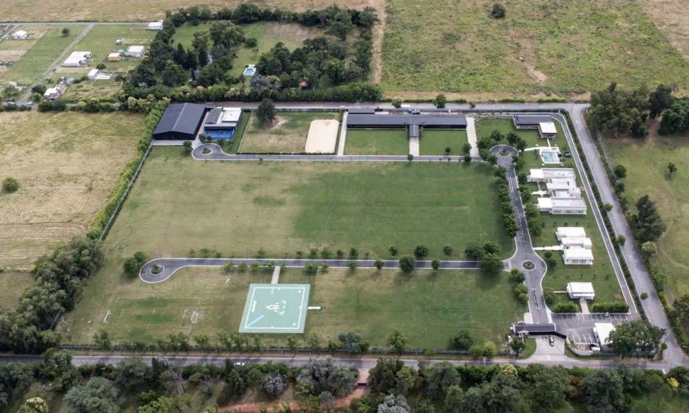 Autos de lujo y un helipuerto bajo la lupa