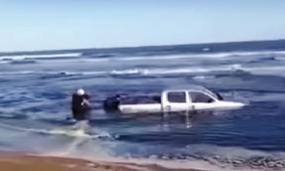 Subió la marea y se tragó el vehículo Subió la marea y se tragó el vehículo