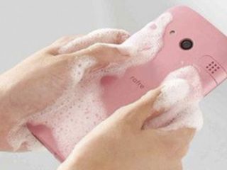 Ahora el smartphone se lava con agua y jabn
