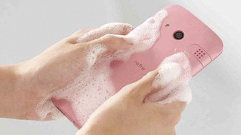Ahora el smartphone se lava con agua y jabón