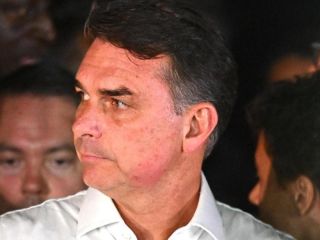 Flávio Bolsonaro cambia su discurso tras la derrota en Brasil y se proclama “líder” de la oposición