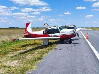 Aterrizaje de emergencia en plena ruta 56: Un avión debió descender por una falla mecánica