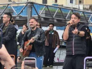 Tan Biónica irrumpió con un show sorpresa y confirmó su regreso a la ciudad