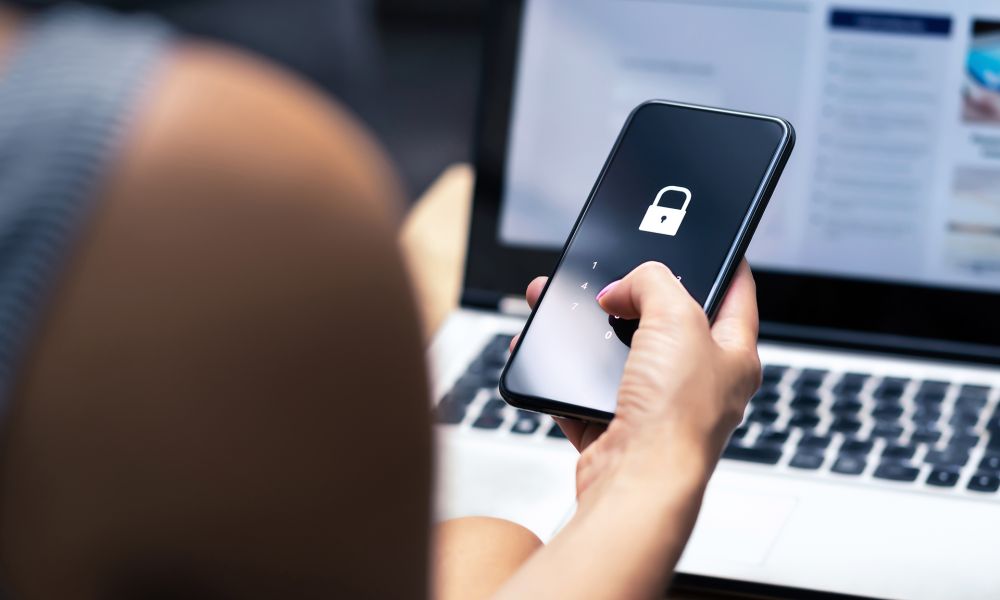 Detienen a una mujer por una estafa digital