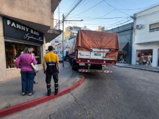 Un cami�n atrapado en el microcentro: Una postal in�dita del tr�nsito urbano