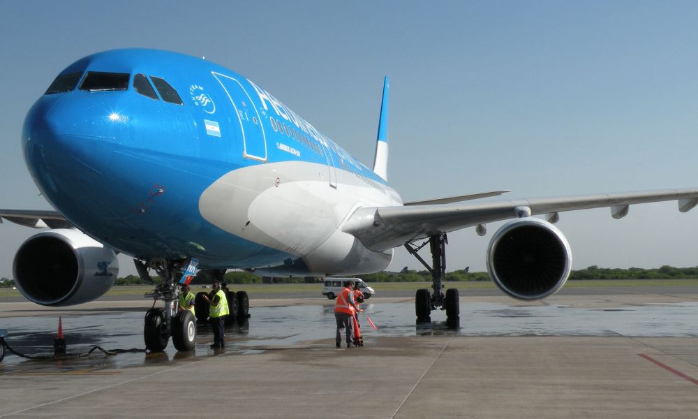 Avión rumbo a Comodoro recibe impacto de rayo