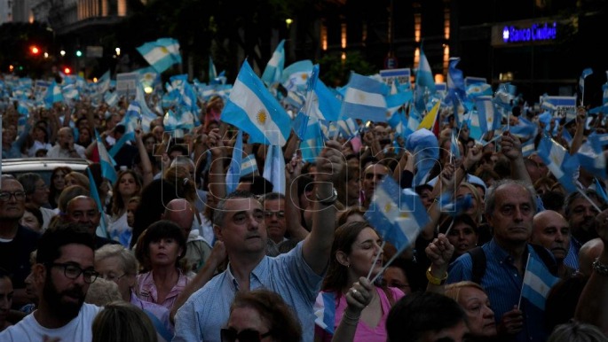 Multitudinaria marcha a favor de la Democracia