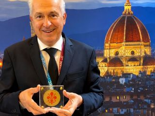 Un médico argentino revolucionó el tratamiento del queratocono y fue premiado en Italia