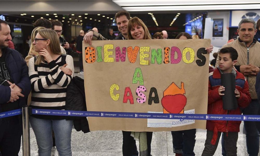 Regresan estudiantes varados en Israel