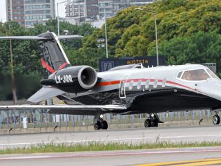 Un jet bajo la lupa: Faroni busca vender en el exterior un avión comprado con dólares oficiales