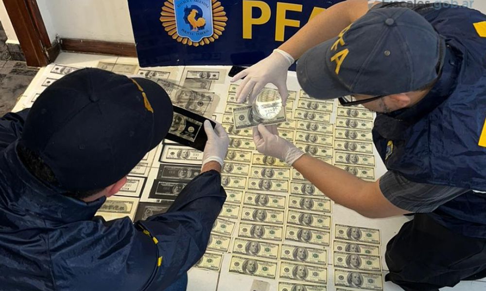 Juicio oral a cuatro personas acusadas de falsificar dólares