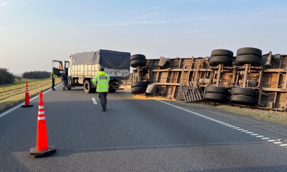 Detienen a conductor ebrio tras volcar su camión
