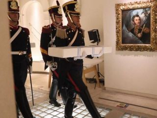 El sable vuelve a casa y el discurso sube la tensi�n pol�tica