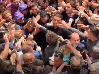 Milei volvi� a mostrarse en la calle en Mar del Plata y prometi� �leyes de pa�ses razonables� antes de mitad de a�o