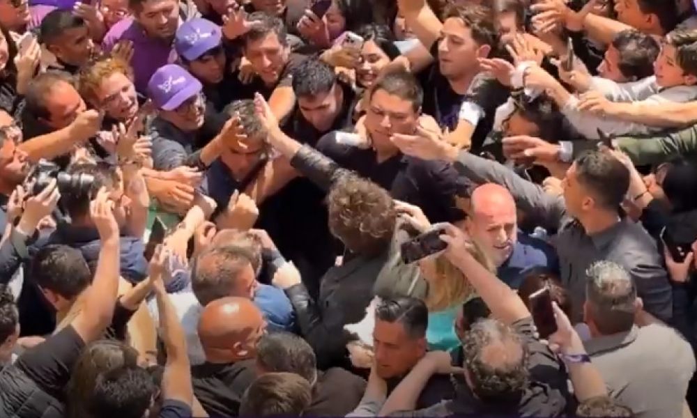 Milei volvió a mostrarse en la calle en Mar del Plata