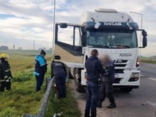 Ruta 9: Hallan sin vida a un hombre dentro de un camión y sospechan de un ataque armado