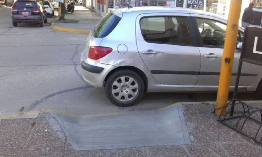 Cómo denunciar autos mal estacionados y abandonados