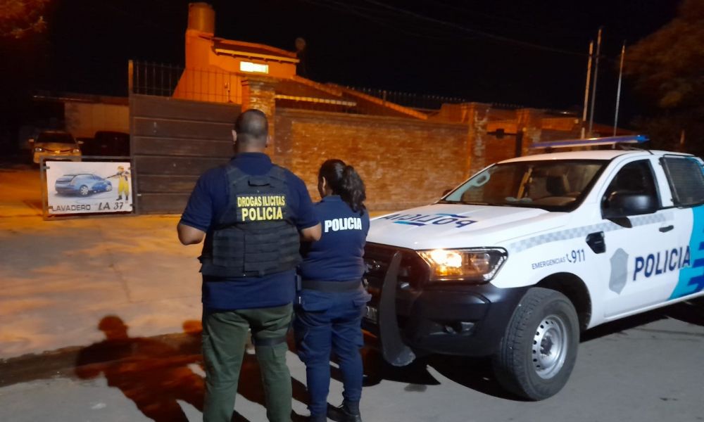 Lavaban autos y vendían drogas