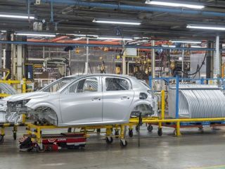 Peugeot y Toyota recortan turnos y crece el temor por despidos
