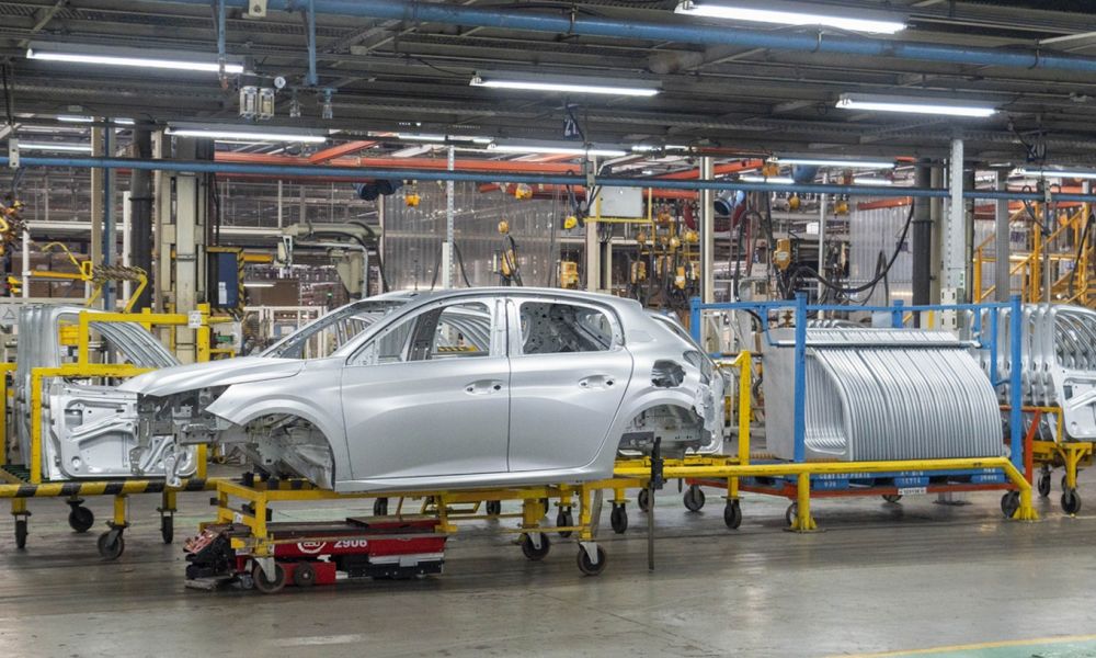 Peugeot y Toyota recortan turnos