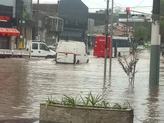 Mar del Plata colapsada por las lluvias: Calles inundadas y caos en zonas clave
