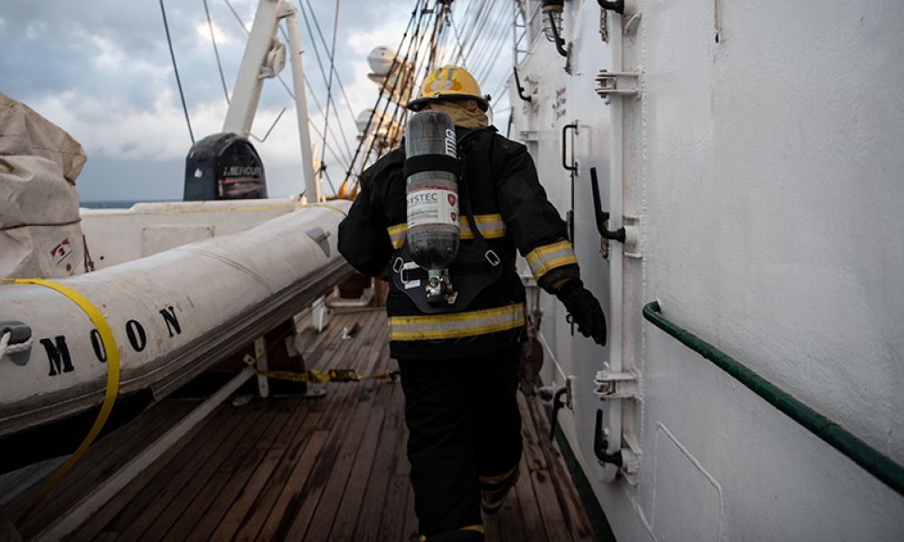 Entrenamientos intensivos a bordo de la Fragata ARA Libertad