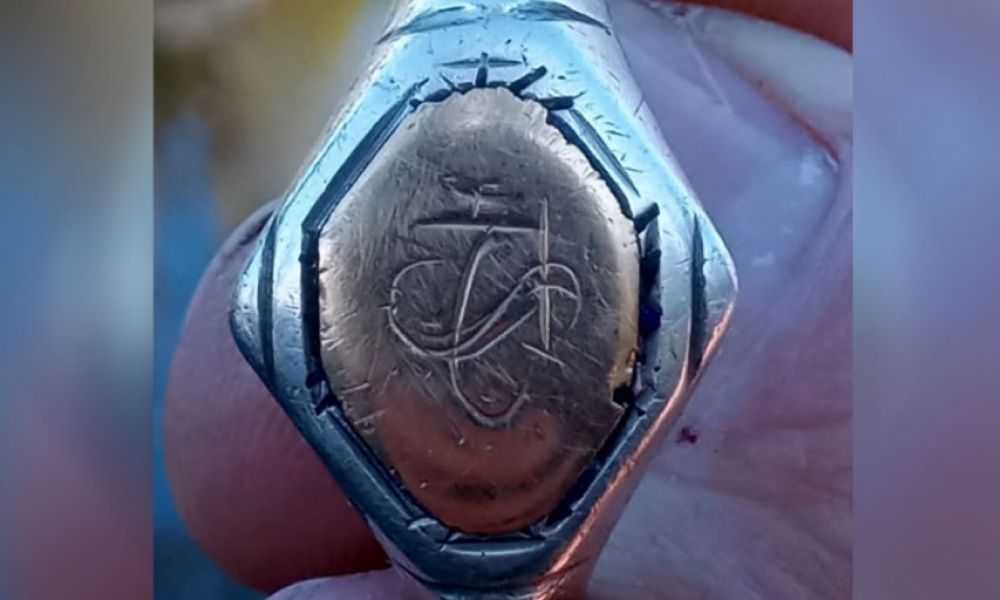 Curioso hallazgo de un anillo