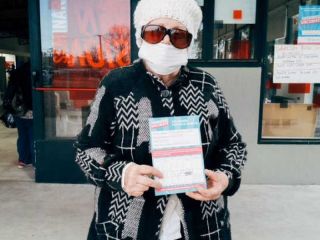 Luisa, una juninense de 79 aos, la primera persona en vacunarse sin turno