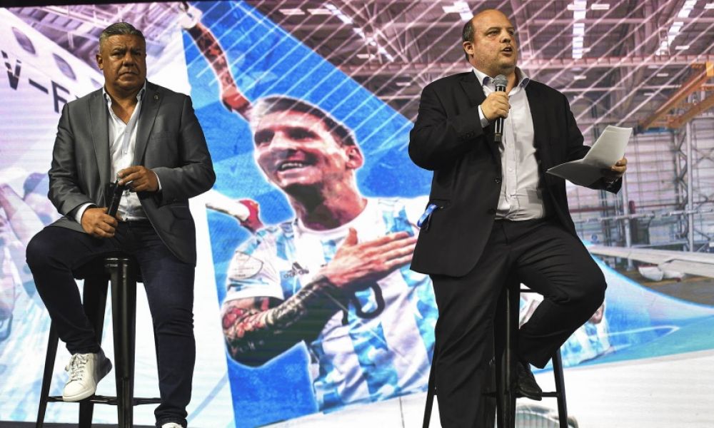 Presentaron el avión que llevará a los hinchas al Mundial