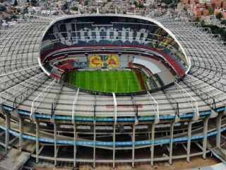 Tragedia en la reapertura del Azteca: Un hincha murió tras caer desde un palco