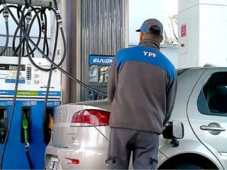 Sorpresa en los surtidores: YPF baja los precios del combustible desde mayo