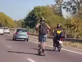 Imprudencia al límite: Circulaba en monopatín a más de 80 km/h por la Panamericana y fue sancionado