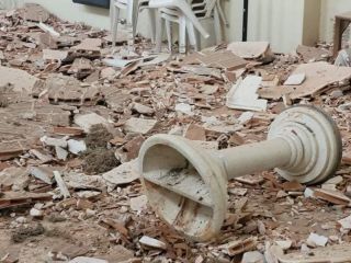 Derrumbe y milagro: El cielorraso de una iglesia en Vedia se cae tras una misa