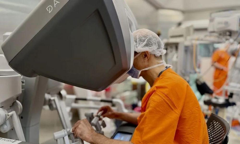 Realizaron el primer bypass cardíaco con robot