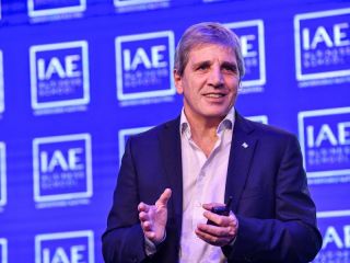 Caputo defendió el rumbo económico y aseguró que Argentina tendrá «30 años de crecimiento»