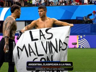 Los jugadores argentinos desplegaron una bandera con el mensaje: «Las Malvinas son argentinas»
