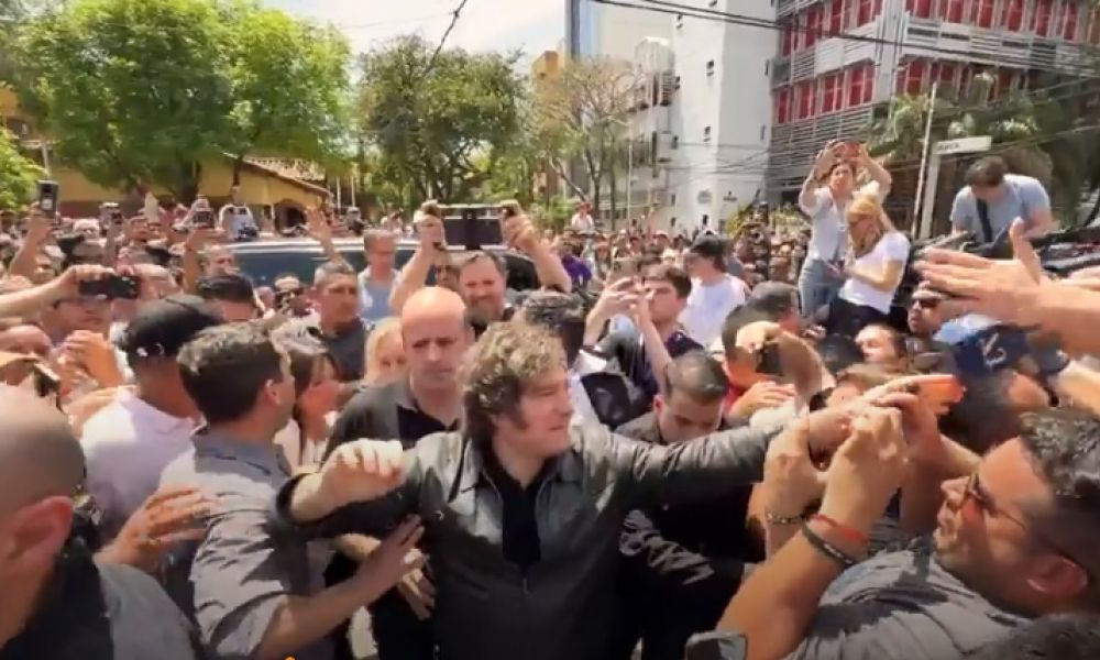 Milei volvió a mostrarse en la calle en Mar del Plata