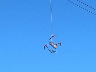 Detectan un dron con celulares colgado de cables rumbo a la cárcel de Bouwer