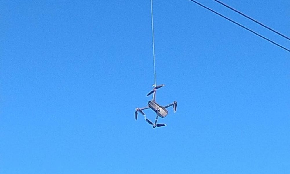 Detectan un dron con celulares colgado de cables