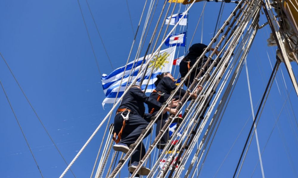 Montevideo da la bienvenida a la Fragata ARA Libertad