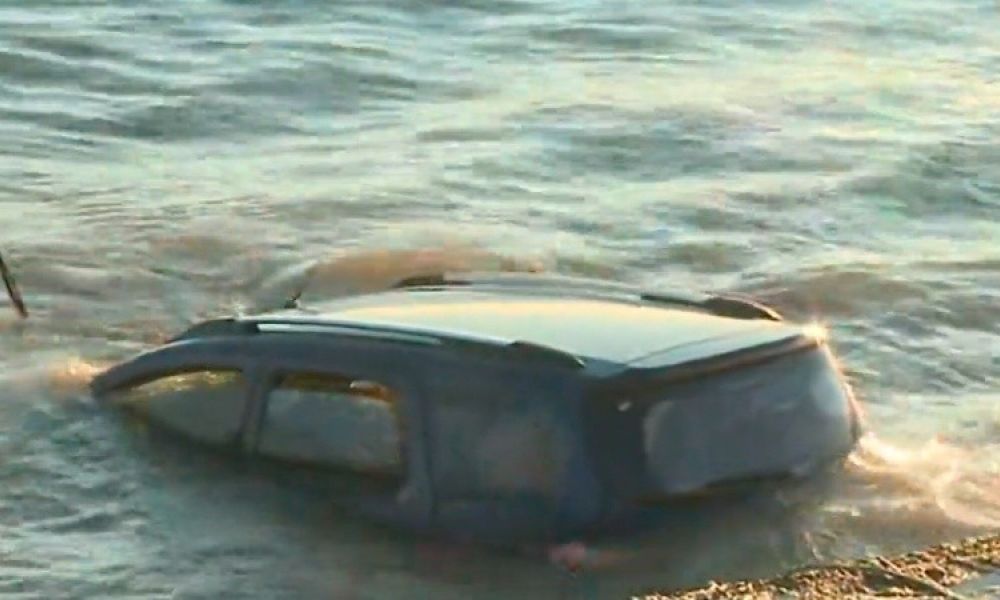 Una camioneta cayó al Río de la Plata