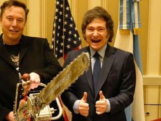 Javier Milei se reuni con Elon Musk y le regal una rplica de su motosierra