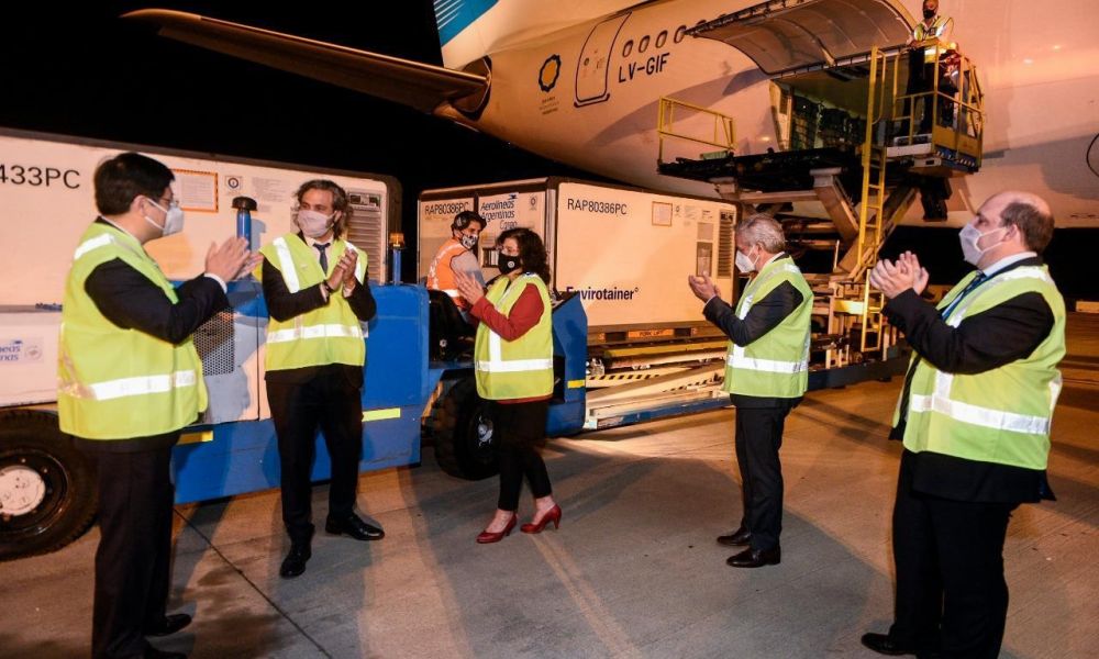 Llegaron 904 mil vacunas desde China