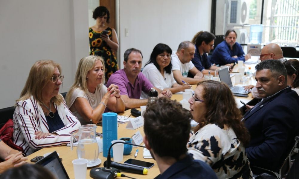 Kicillof cierra aumento del 20% con estatales y docentes