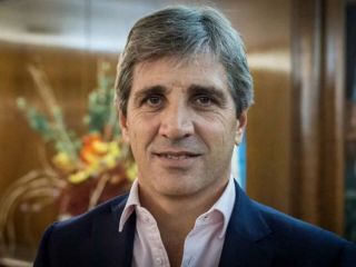 Caputo a empresarios: Tienen que cambiar el chip y no trasladar cada suba del dlar a los precios