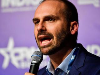 Eduardo Bolsonaro comparó el caso de Cristina Kirchner con el de Lula y lanzó duras críticas a la izquierda